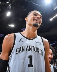 文班亚马常规赛数据：场均25分11.5篮板3.1盖帽，蝉联盖帽王